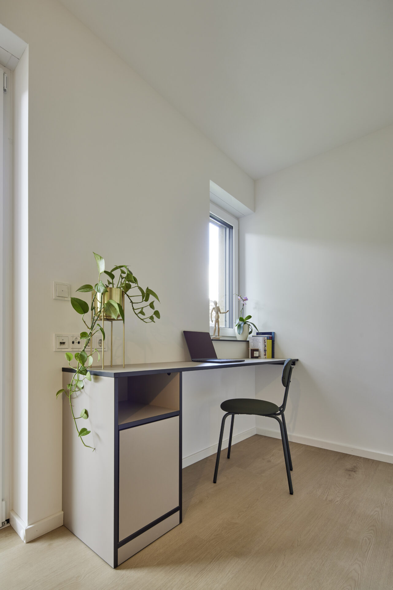 Heller Schreibtischbereich mit Ablage und Fenster